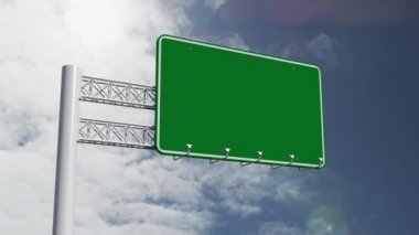Boş yeşil yol işaretinin animasyonu, arka planda tekrarlanan hareketlerle gökyüzünde hızla hareket eden gri bulutlar. Hareket kopyalama alanı ve tekrarlama zamanaşımı kavramı dijital olarak oluşturulmuş resim.