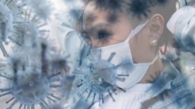 Makro koronavirüs Covid-19 hücrelerinin animasyonu Asyalı bir kadının şehir caddesinde dikilen maskesini takıp yakından yayılıyor ve....
