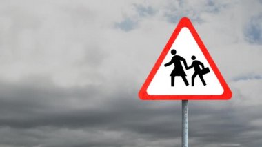 Beyaz üçgen yol işareti üzerinde yaya geçişinin animasyonu, arka planda tekrarlanan hareketlerle gökyüzünde hızla hareket eden beyaz bulutlar. Hareket kopyalama alanı ve tekrarlama zamanaşımı kavramı dijital olarak oluşturulmuş resim.