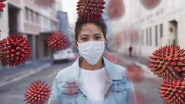 Makro Coronavirus Covid-19 hücrelerinin şehir caddesinde kameraya bakan maske takan melez bir kadının üzerine yayılması.. 
