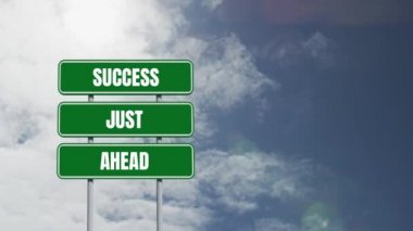 Başarı kelimesinin animasyonu. Yeşil yol işaretleri üzerine beyaz harflerle yazılmış Başarı. Beyaz bulutlar arka planda tekrarlanan hareketlerle gökyüzünde hızla hareket ediyor..