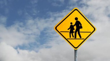 Sarı işaret levhasında yaya geçişinin animasyonu, arka planda tekrarlanan hareketlerle gökyüzünde hızla hareket eden beyaz bulutlar. Hareket kopyalama alanı ve tekrarlama zamanaşımı kavramı dijital olarak oluşturulmuş resim.