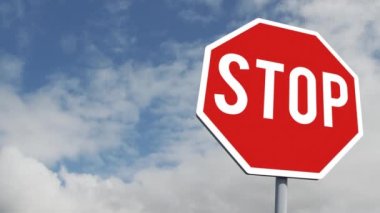 Kırmızı dur işareti üzerine beyaz harflerle yazılmış Dur sözcüğünün animasyonu, beyaz bulutlar arka planda tekrarlanan hareketlerle gökyüzünde hızla hareket ediyor. Bilgi hareketi ve tekrarlama hızlandırılmış görüntü kavramı dijital olarak oluşturuldu.