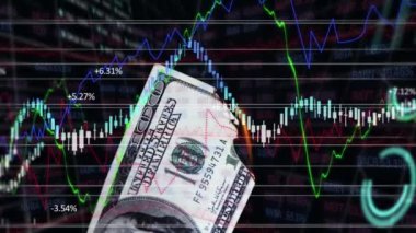 Yanan bir Amerikan doları banknotunun animasyonu, üzerinde rakamlar ve grafikler olan borsa görüntüsü, arka plandaki veri kaydı üzerinden borsada yükselen ve düşen fiyat..