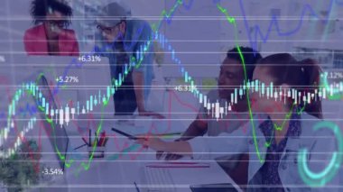 Hisse senedi piyasasının rakamları ve grafikleri ile animasyonu, borsada yükselen fiyat, arka planda bilgisayar kullanarak çalışan erkek ve kadın profesyonellerle birlikte çalışan veri kaydı üzerinden.