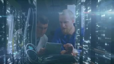 Toplantıda veri işleme ve dijital bilgilerle birlikte dijital tablet kullanan iki işadamının sunucu odasındaki bilgisayar sunucuları üzerinden yüzey üzerinde ışık huzmeleri parlayan bir ağ üzerinden akışının canlandırılması. 