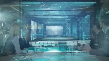Bilgisayar ekranları ağından akan veri işleme ve dijital bilginin animasyonu ve arka planda bir masada oturan iş adamlarının sunumunu izlemesi.