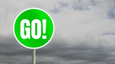 Kelimenin animasyonu. Başla! Yeşil yuvarlak yol tabelasına beyaz harflerle yazılmış gri bulutlar arka planda tekrarlanan hareketlerle gökyüzünde hızla hareket ediyor. Bilgi, hareket ve tekrarlama hızlandırılmış görüntü kavramı dijital olarak oluşturuldu.