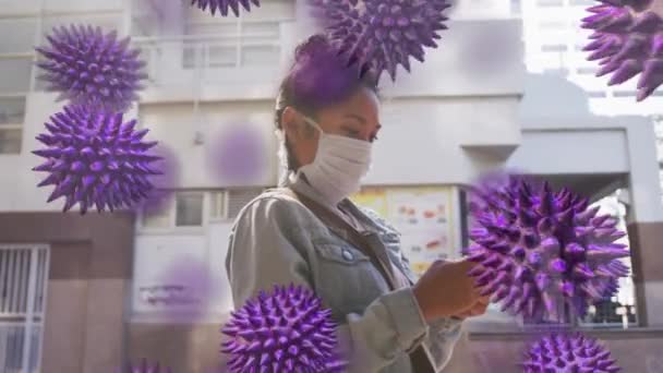 Makro Koronavirüs Covid Hücrelerinin Şehir Sokaklarında Akıllı Telefon Kullanarak Maske — Stok video