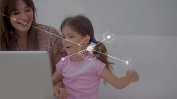 白人女性と彼女の娘のアニメーションは 接続のネットワークと自宅で一緒にラップトップコンピュータを座って使用しています — ストック動画