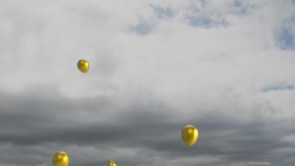 灰色の雲の上の黄金の気球のグループのアニメーションは 背景の繰り返しの動きで空の上のシームレスなループで速く移動します 動きのお祝いと繰り返し時間経過概念デジタル生成された画像 — ストック動画