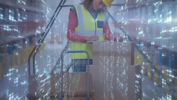 Animation d'une ouvrière d'entrepôt portant un gilet jaune et un casque sur le traitement de données et l'information numérique circulant à travers un réseau de serveurs informatiques dans une salle de serveurs avec des pistes lumineuses clignotantes à la surface . 