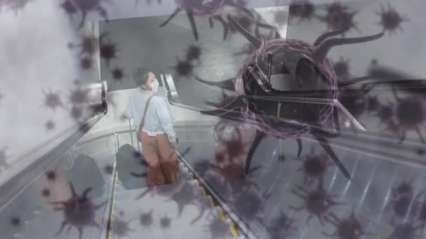 在机场的自动扶梯上 巨大的Coronavirus Covid 19细胞的动画散布在妇女站在扶梯上的后视镜上 — 图库视频影像