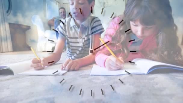 家で学校の仕事をしている床に横になった白人の男の子と女の子のアニメーション 両親が後ろに座っていて 前景には速いムーブメントクロックの手 — ストック動画