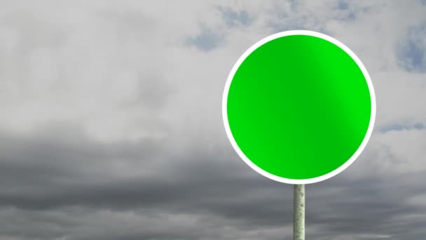 Анимация Чистого Зеленого Круглого Дорожного Знака Серые Облака Быстро Движутся — стоковое видео