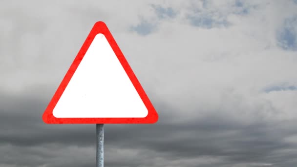 Анимация Пустой Белый Предупреждающий Треугольник Дорожный Знак Над Серыми Облаками — стоковое видео
