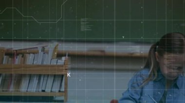 Veri işleme üzerine bir kitap yazan bir kızın animasyonu, arka planda istatistikler gösteriyor. Karantina karantinasında sosyal uzaklık ve kişisel izolasyon dijital kompozit.