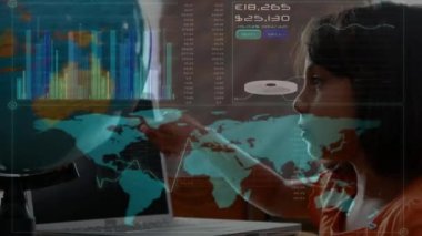 Veri işleme sisteminde bir kızla oynayan bir kızın animasyonu, arka planda istatistikler gösteriyor. Karantina karantinasında sosyal uzaklık ve kişisel izolasyon dijital kompozit.