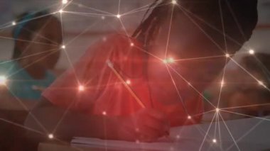 Sınıftaki masaların başında oturan çocukların animasyonları, arka plandaki kırmızı noktalardan oluşan bir ağ üzerinden kitaplara yazı yazmaları. Eğitim ve öğretim kavramı dijital animasyon.