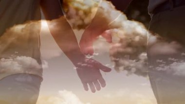 Arka planda mavi gökyüzünde el ele tutuşan, bulutlar ve güneş ışıldayan çiftin orta kesiminde Hıristiyan animasyonu görülüyor. Paskalya dini kavramı dijital olarak oluşturulmuş görüntü.