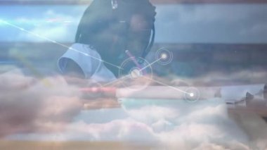 Arkaplanda birbirine bağlı noktalardan oluşan bir ağın üzerinde bulutların yüzdüğü defterlere yazı yazan çocukların animasyonu. Eğitim ve öğretim kavramı dijital animasyon.