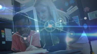 Arka planda birbirine bağlı noktalardan oluşan bir ağ üzerinden sınıfta kitap okuyan bir erkek ve kadın öğretmenin animasyonu. Eğitim ve öğretim kavramı dijital animasyon.