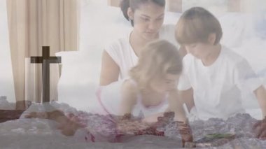 Christian Cross 'un animasyonu, arka planda mavi gökyüzünde hızlı hareket eden bulutlarla oynayan iki çocuğuyla oynayan çiftin üzerinden geçiyor. Paskalya dini kavramı dijital kompozit.