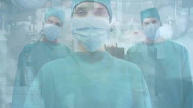 Koruyucu maskeler takan erkek ve kadın doktorların arka plandaki işlek şehir sokağında kameraya bakması Coronavirus Covid-19 yayılıyor..