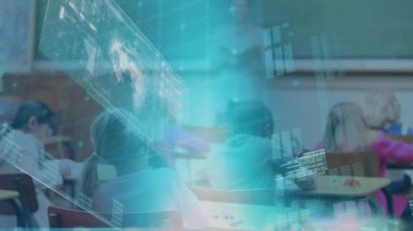 Sınıfta masaların başında oturan, çocuklarını büyüten, öğretmenlerinin veri işleme tahtası başında duran, istatistikleri arka planda gösteren çocukların animasyonu. Eğitim ve öğretim kavramı dijital animasyon.