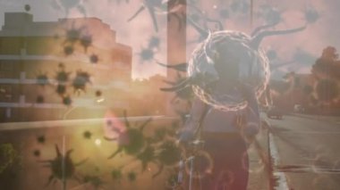 Makro virüsün animasyonu ve Coronavirus Covid-19 hücreleri şehir caddesinde bisiklet süren ve akıllı telefon kullanan maske takan bir kadının üzerine yayılıyor..