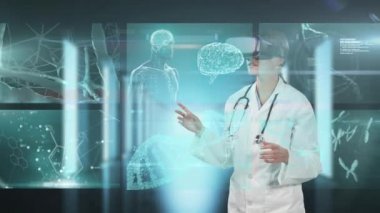 Laboratuvar önlüğü ve sanal gerçeklik kulaklığı takan kadın doktorların animasyonu hareket eden ekranlardaki tıbbi veri işleme ile sanal etkileşimli ekrana dokunuyor. Küresel tıp ve araştırma konsepti dijital bileşik.