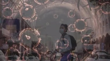 Makro virüs animasyonu ve Coronavirus Covid-19 hücreleri şehrin caddesinde elinde akıllı bir telefonla bisiklet süren maske takan bir kadının üzerine yayılıyor.. 