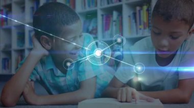 Arka planda birbirine bağlı noktalardan oluşan bir ağ üzerinden kitap okuyan çocukların animasyonu. Eğitim ve öğretim kavramı dijital animasyon.