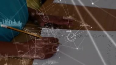 Arka planda istatistikler gösterirken, birbirine bağlı noktalardan oluşan bir ağ üzerine bir kağıt parçasına resim çizen bir çocuğun animasyonu. Karantina karantinasında sosyal uzaklık ve kişisel izolasyon dijital kompozit.