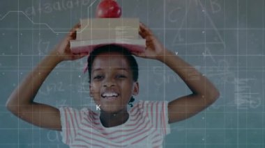 Matematik denklemleri ve arka planda veri işleme üzerine kafasında bir yığın kitap ve elma tutan bir çocuğun animasyonu. Karantina karantinasında sosyal uzaklık ve kişisel izolasyon dijital kompozit.