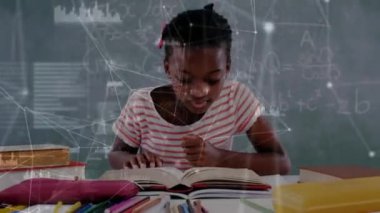 Veri işleme üzerine kitap okuyan bir kızın animasyonu, arka planda gösterilen istatistikler. Karantina karantinasında sosyal uzaklık ve kişisel izolasyon dijital kompozit.