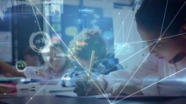 Sınıftaki masaların başında oturan çocukların animasyonları, arka planda istatistikler olan birbirine bağlı noktalardan oluşan bir ağ üzerinden not defterlerine yazı yazmaları. Eğitim ve öğretim kavramı dijital animasyon.