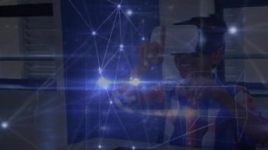 VR kulaklık kullanan bir çocuğun animasyonu, birbirine bağlı noktalardan oluşan bir ağ üzerinden havaya çevrilmiş, arka planda veri işleme. Karantina karantinasında sosyal uzaklık ve kişisel izolasyon dijital kompozit.