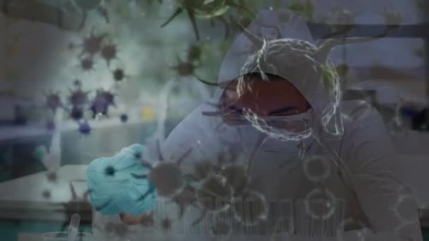 Animation der Covid-19-Zellen des Makro-Coronavirus, die sich über eine Person ausbreiten, die Schutzmaske und Kleidung trägt und in einem Labor arbeitet. 