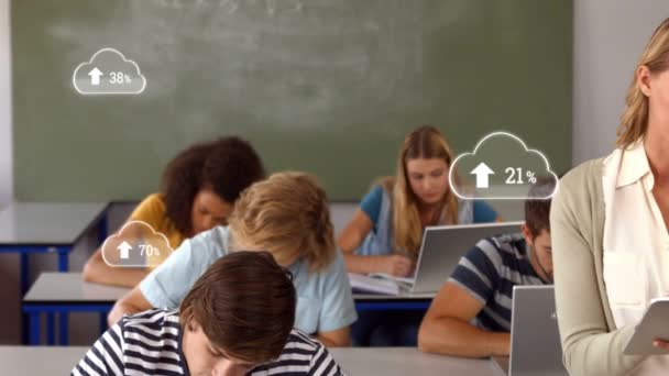 Animación Estudiantes Adultos Sentados Junto Escritorios Usando Laptop Con Profesora — Vídeo de stock