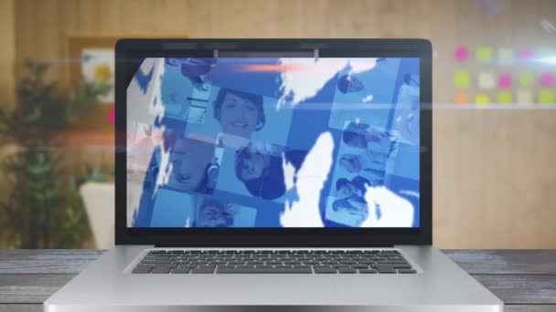 手提电脑屏幕上的动画 画面中的白种人女人头戴手机 在视频通话中聊天 在全球形成了人们旋转着的照片网络 考伟斯 科维德在四处传播 — 图库视频影像