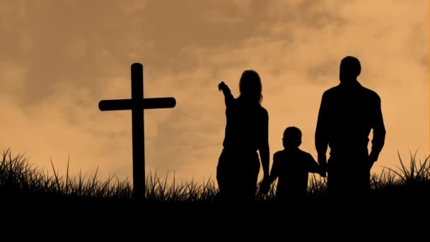 Animacja Sylwetki Chrześcijańskiego Krzyża Rodziny Jednym Dzieckiem Nad Pomarańczowymi Chmurami — Wideo stockowe
