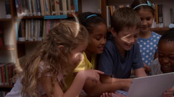 Анимация Детей Использующих Ноутбук Над Числами Плавающими Фоновом Режиме Концепция — стоковое видео