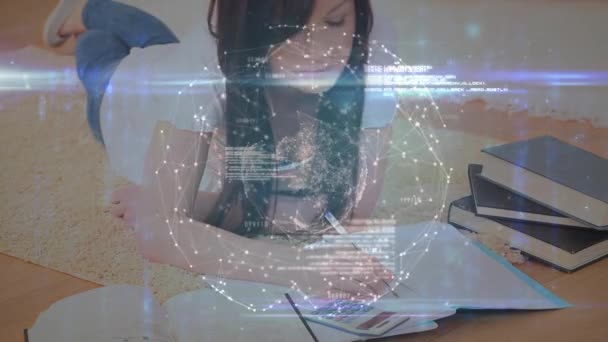 Анимация Девушки Лежащей Полу Пишущей Блокноте Изучающей Глобус Соединенных Точек — стоковое видео