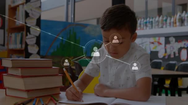 背景にソーシャルメディアの看板が付いている接続された点のウェブ上で本に書いている少年のアニメーション 隔離ロックダウンデジタル複合体における社会的距離と自己分離 — ストック動画
