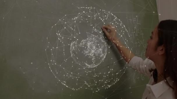 Анимация Учительницы Пишущей Доске Глобусом Сверкающих Точек Вращающихся Переднем Плане — стоковое видео