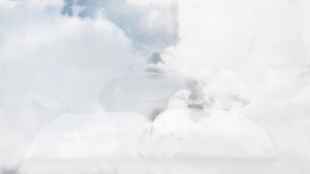 Animation de la silhouette de croix chrétienne sur la partie médiane de la personne priant et lisant le livre de la Bible sainte, nuages se déplaçant en mouvement rapide sur le ciel bleu en arrière-plan. Religion de Pâques concept de foi numérique composite ..