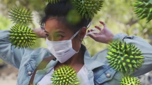 Animation Macro Coronavirus Covid Cells Spreading Mixed Race Woman Wearing — Stock Video