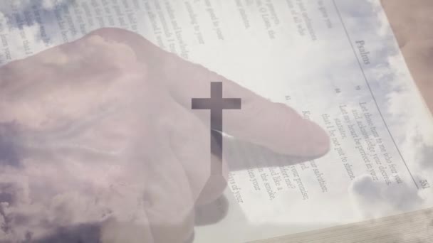 Animation de croix chrétienne sur le doigt d'une personne lisant le livre de la Bible, les nuages et le soleil brille sur le ciel bleu en arrière-plan. Religion de Pâques concept de foi image générée numériquement .