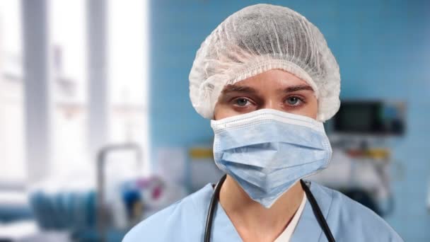 Animazione Del Medico Femminile Che Indossa Una Maschera Protettiva Che — Video Stock